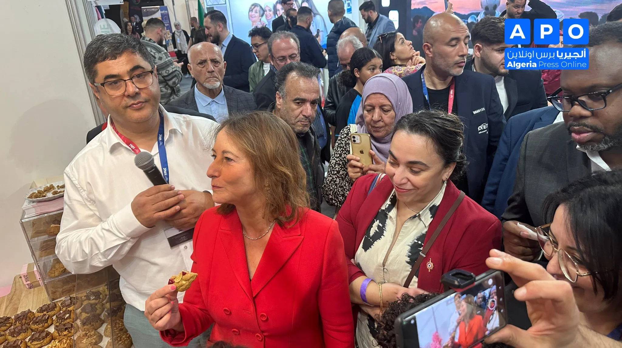 سيغولين روايال في صالون الجزائر بليون:حضور لافت وانبهار بالتجربة الجزائرية