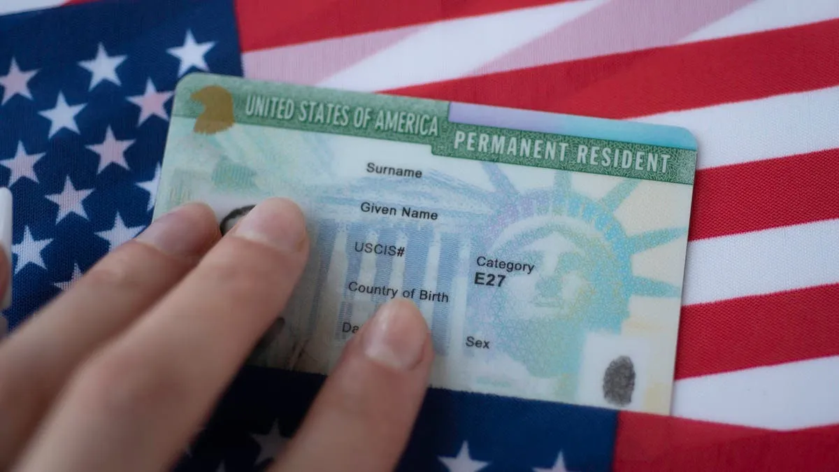 دونالد ترامب يعلق برنامج قرعة غرين كارد