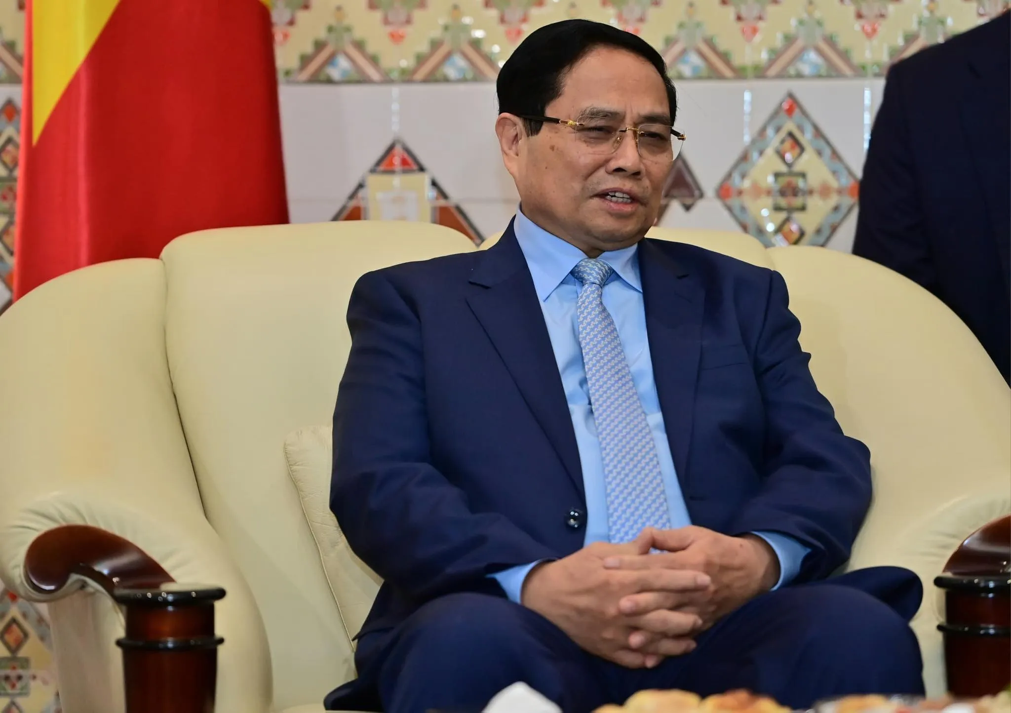 رئيس الوزراء الفيتنامي يضع إكليلا من الزهور بمقام الشهيد