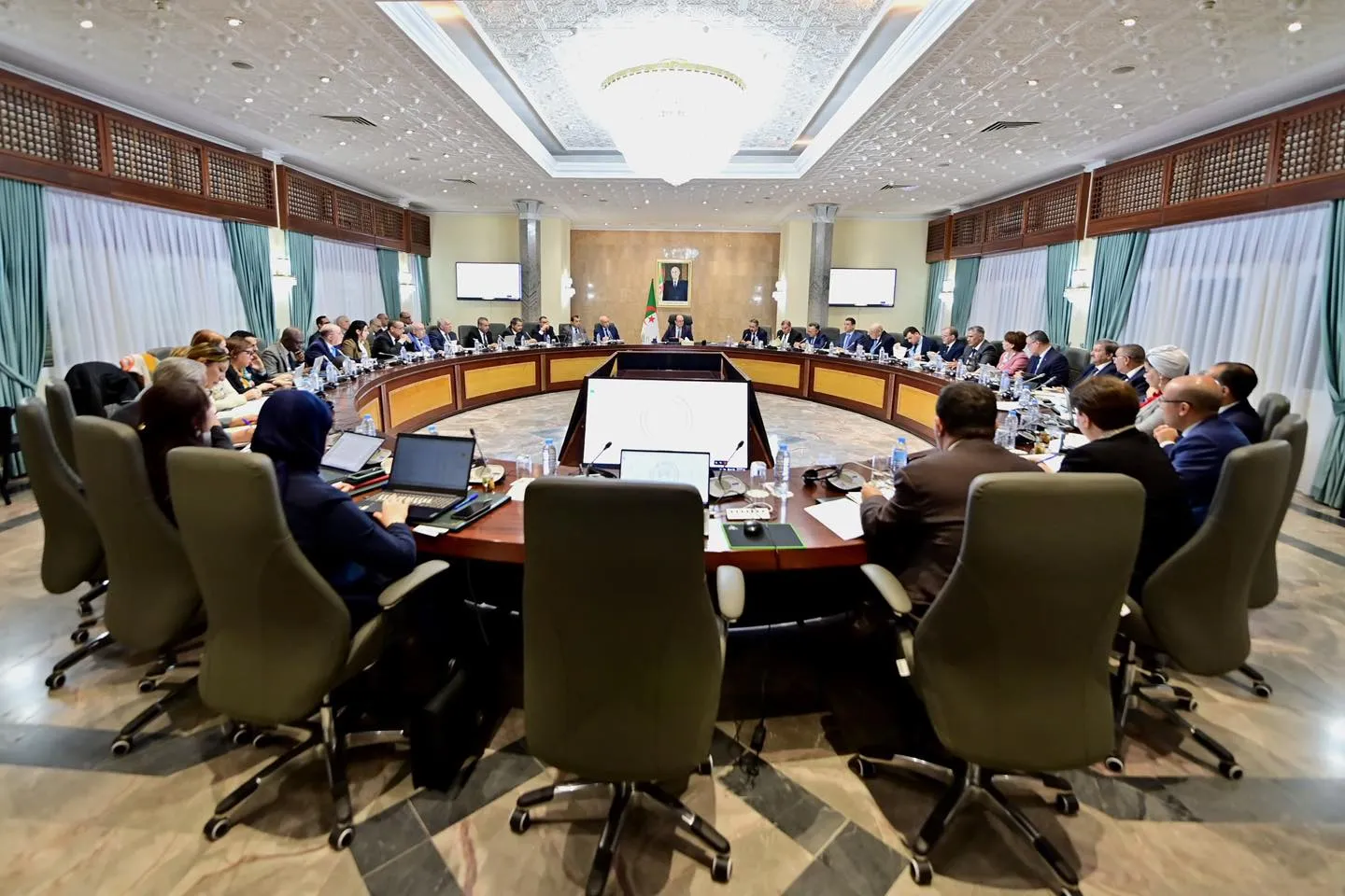 الحكومة تدرس ملفات هامة لعدة قطاعات