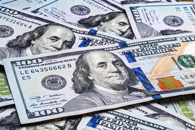 الدولار الأمريكي يحافظ على مكاسبه قبيل قرارات البنوك المركزية