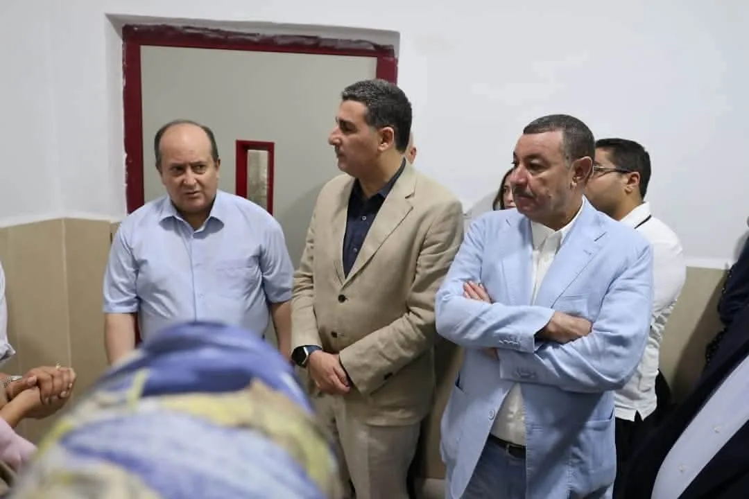 الوزير الأول يقود وفدًا وزاريًا إلى مستشفى مصطفى باشا لتفقد المصابين