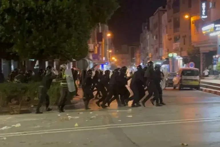 الاحتجاجات بالمغرب.. التدخل العنيف لرجال أمن المخزن يتسبب في مقتل 3 أشخاص