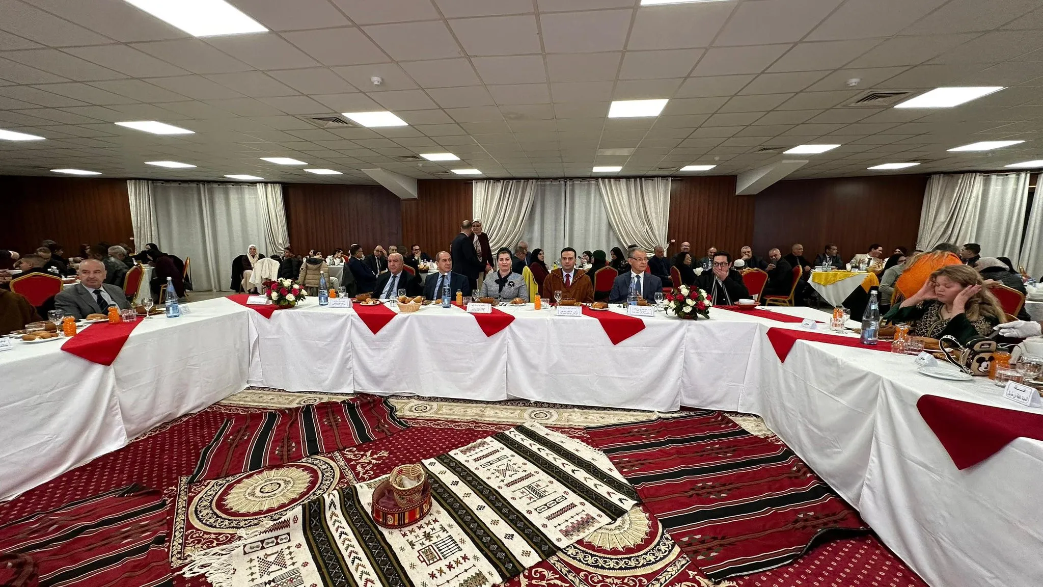 بالصور..مولوجي تشارك كبار السن والأطفال احتفالات يناير