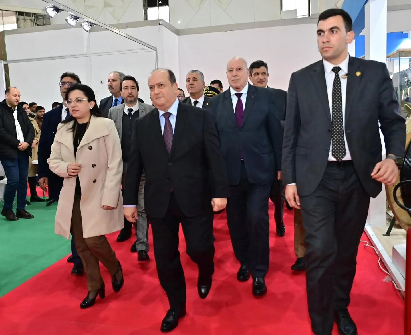 الوزير الأول يزور معرض الإنتاج الجزائري