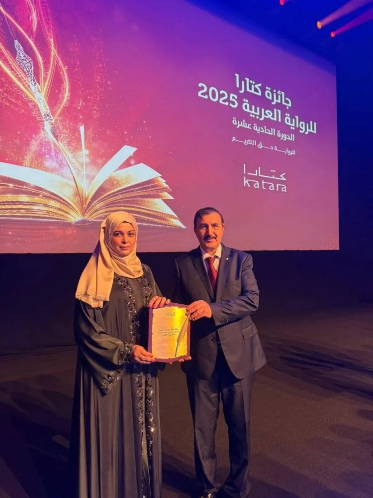 وزيرة الثقافة تهنئ الأديبة سميرة بن عيسى على تتويجها بجائزة كتارا للرواية