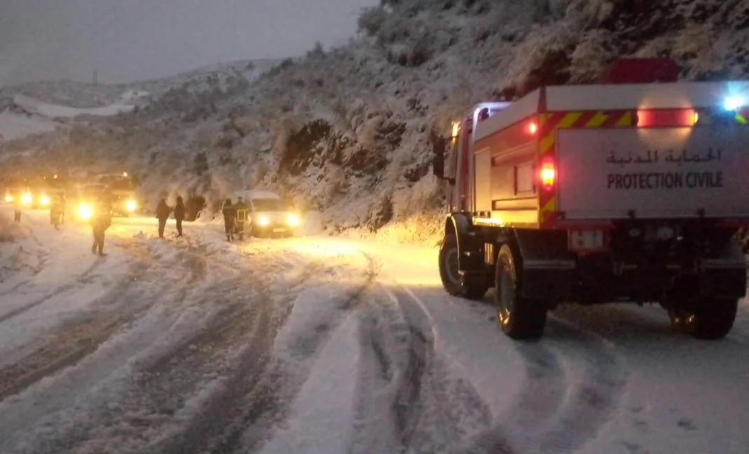 الحماية المدنية تتدخل لاخراج العالقين بالثلوج في تيكجدة