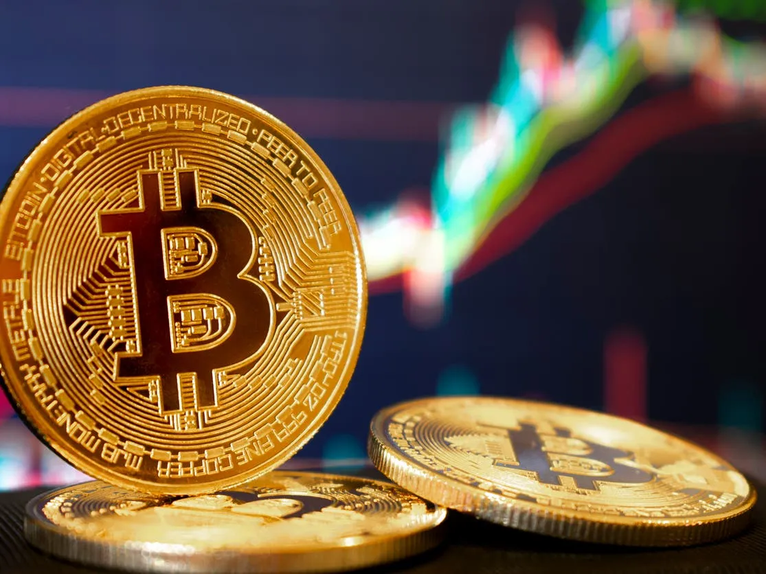 بيتكوين تتراجع دون مستوى 79 ألف دولار