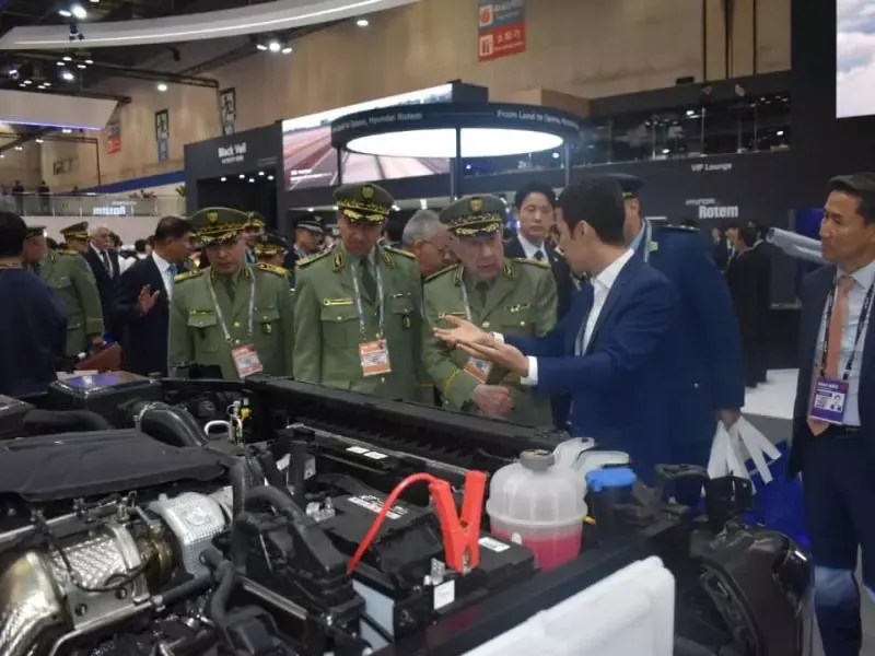 الفريق أول السعيد شنقريحة يزور معرض"أداكس 2025" بجمهورية كوريا