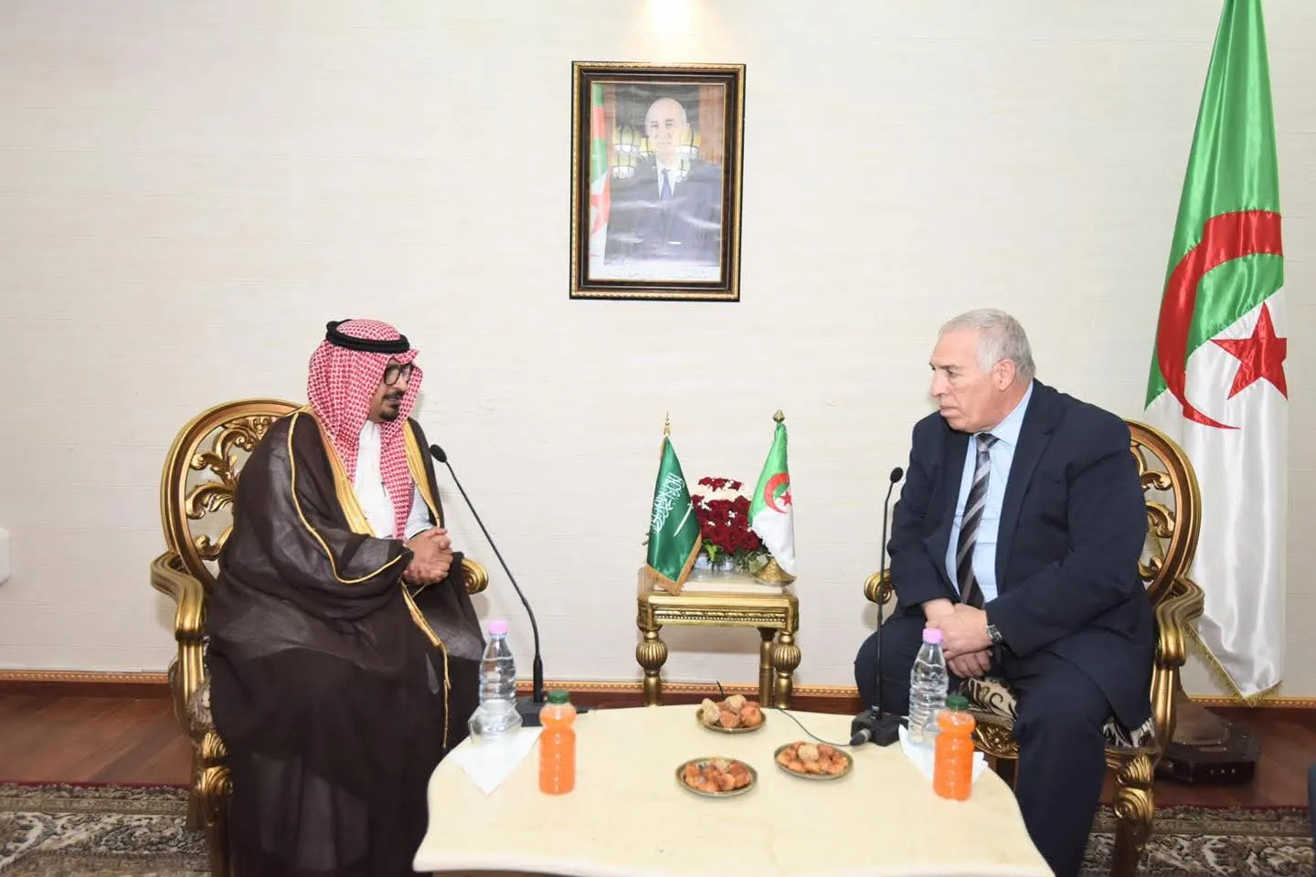 وزير المجاهدين يستقبل سفير السعودية بالجزائر