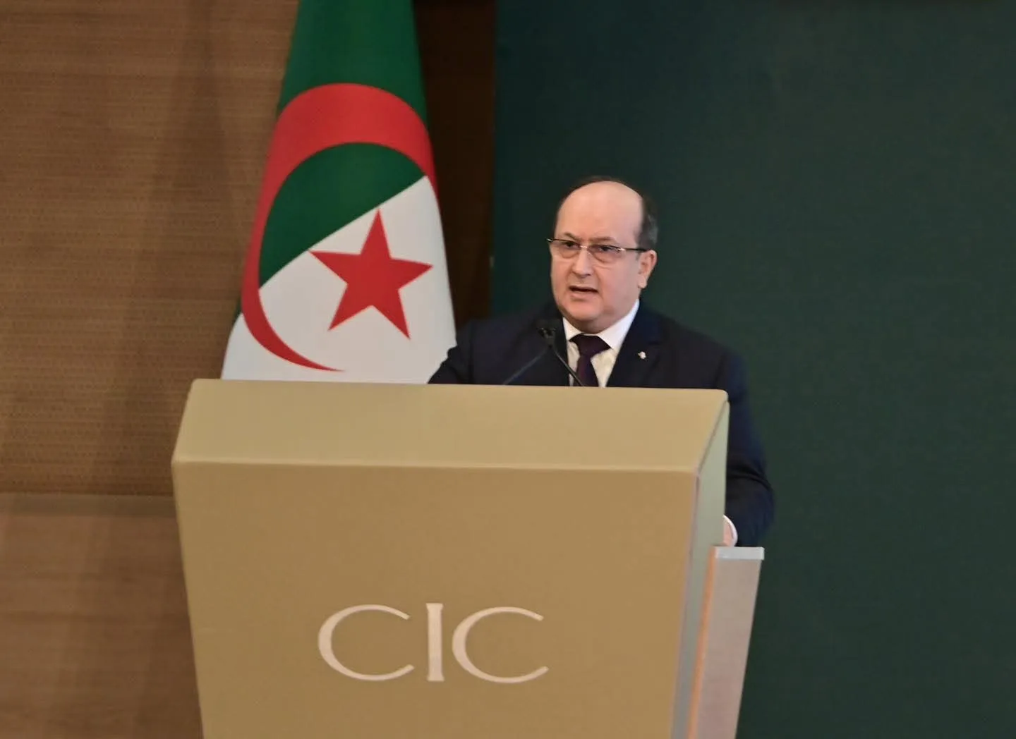 الوزير الأول يُؤكد على ضرورة وضع بيئة قانونية آمنة تُشجع الاستثمار