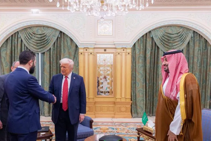 لقاء مفاجئ بين ترامب والرئيس السوري المؤقت بالرياض