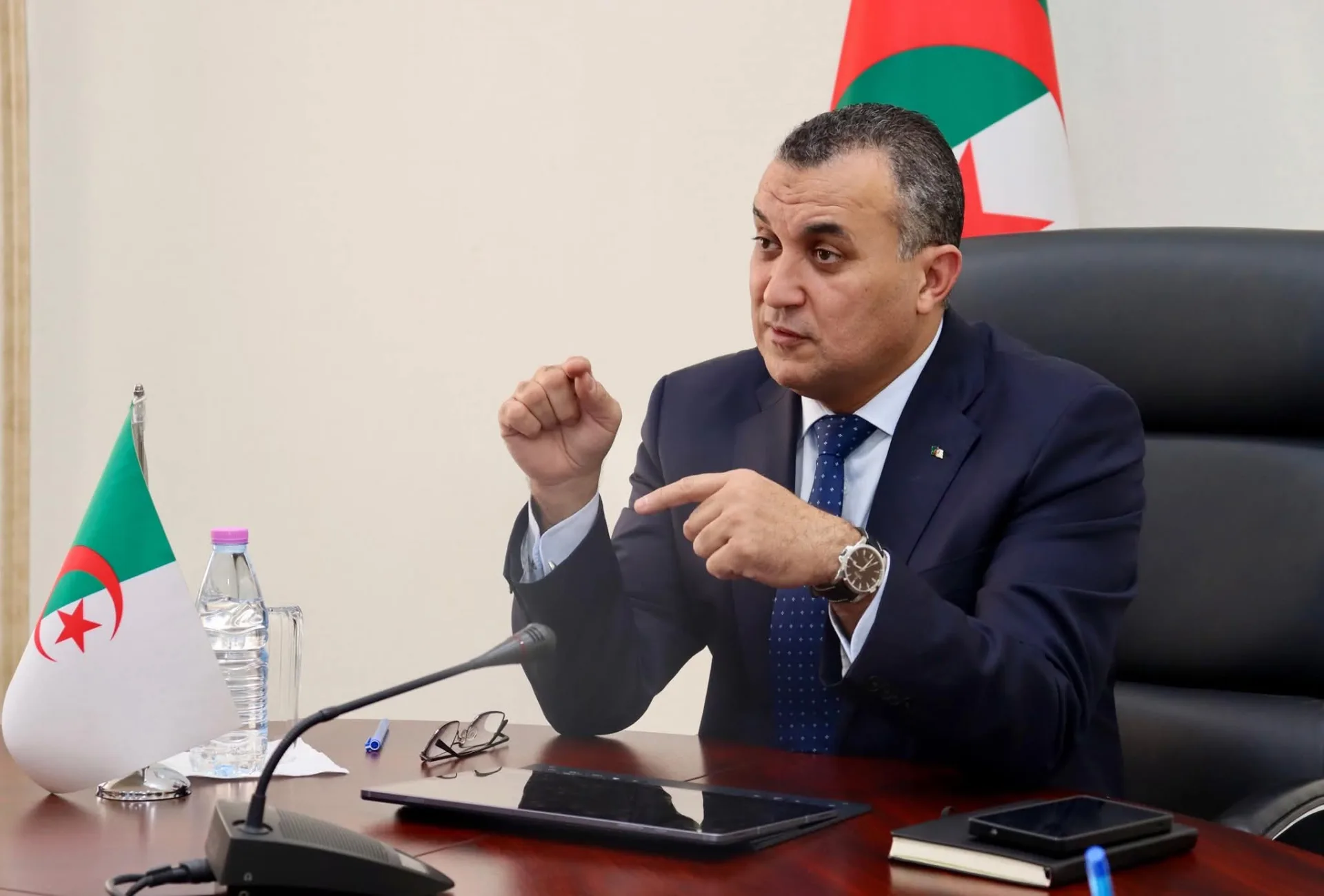وزير البريد يأمر بفتح تحقيق على خلفية فيديو لسيدة مسنة بوهران