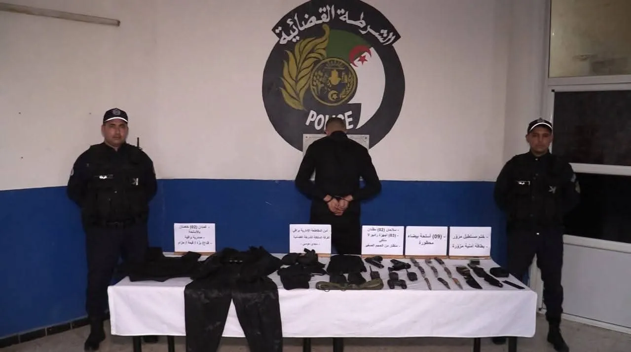 الإطاحة بمحتال يرتدي زيًا نظاميًا وبحوزته أسلحة ومعدات حساسة