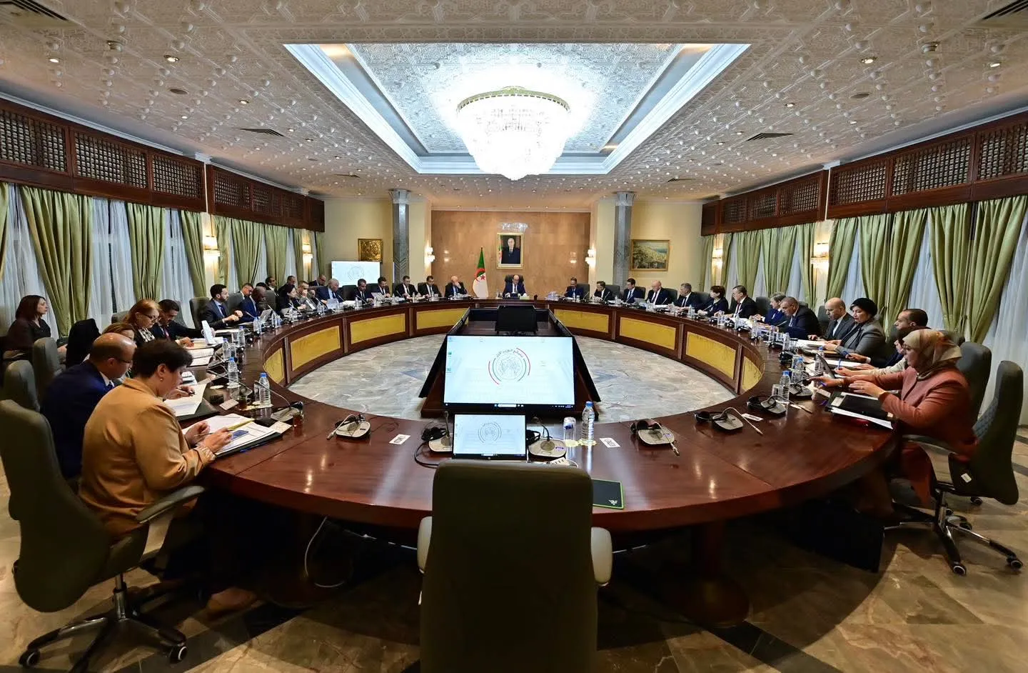 ملفات هامة.. الوزير الأول يترأس اجتماعا للحكومة