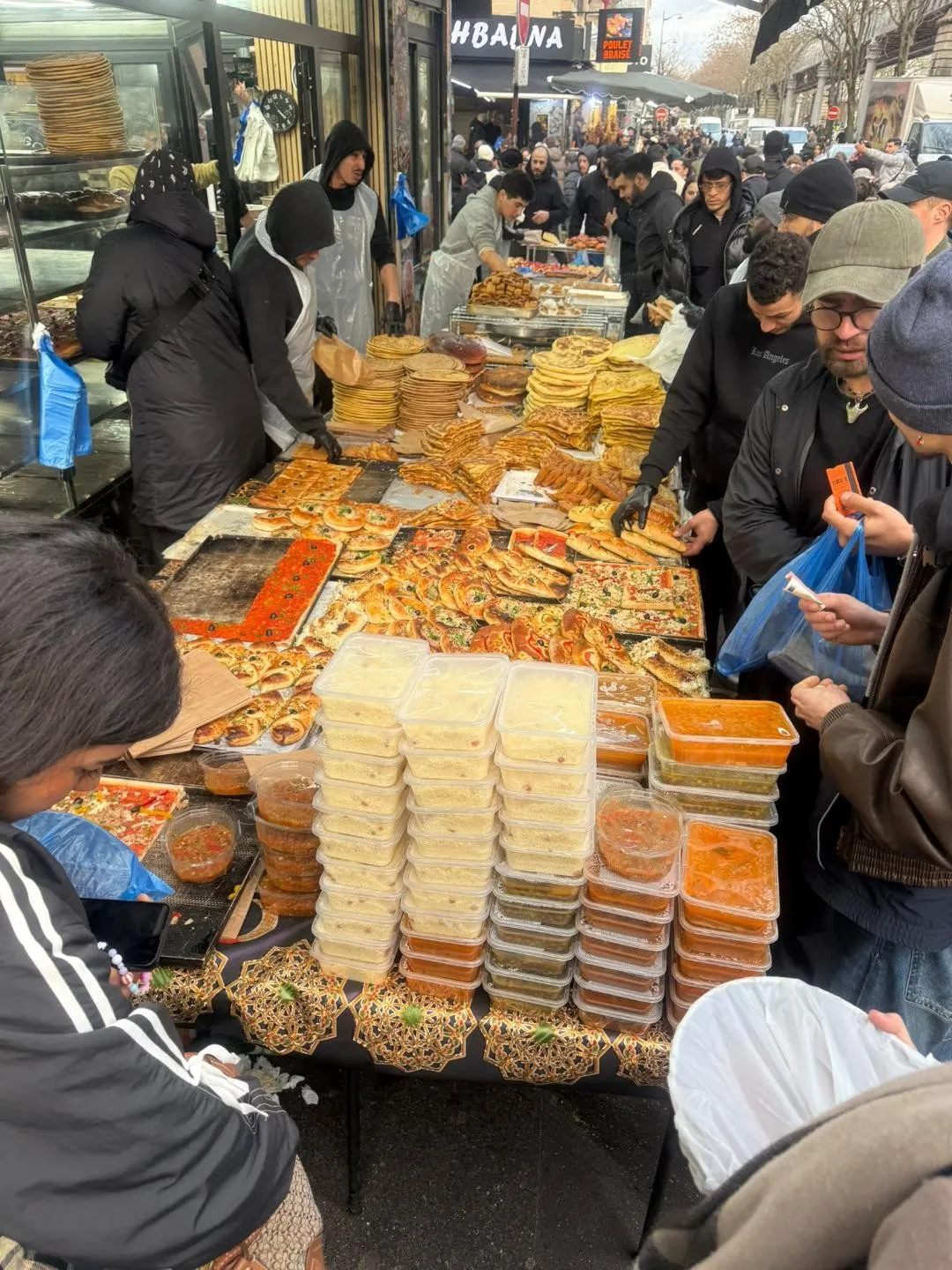 حين يقترب الأذان…بارباس تعيش رمضان بطعم الجزائر