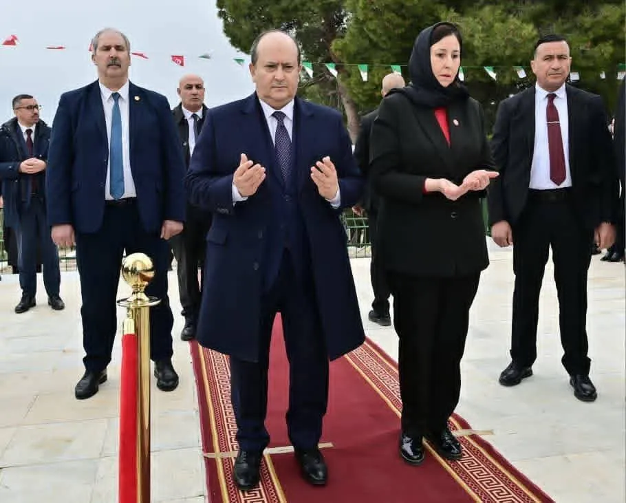 الوزير الأول يزور النصب التذكاري لأحداث ساقية سيدي يوسف