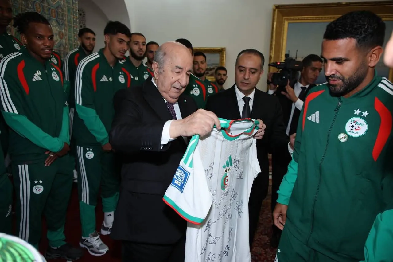 قائد الخضر يهدي رئيس الجمهورية قميص المنتخب موقع من اللاعبين