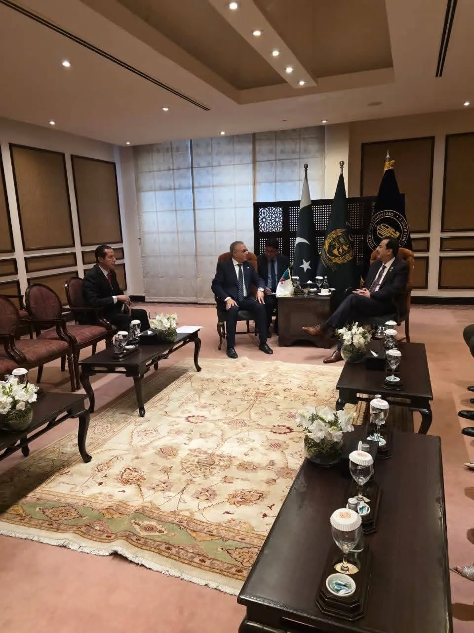 عروس يستقبل بإسلام آباد من طرف رئيس مجلس الشيوخ الباكستاني