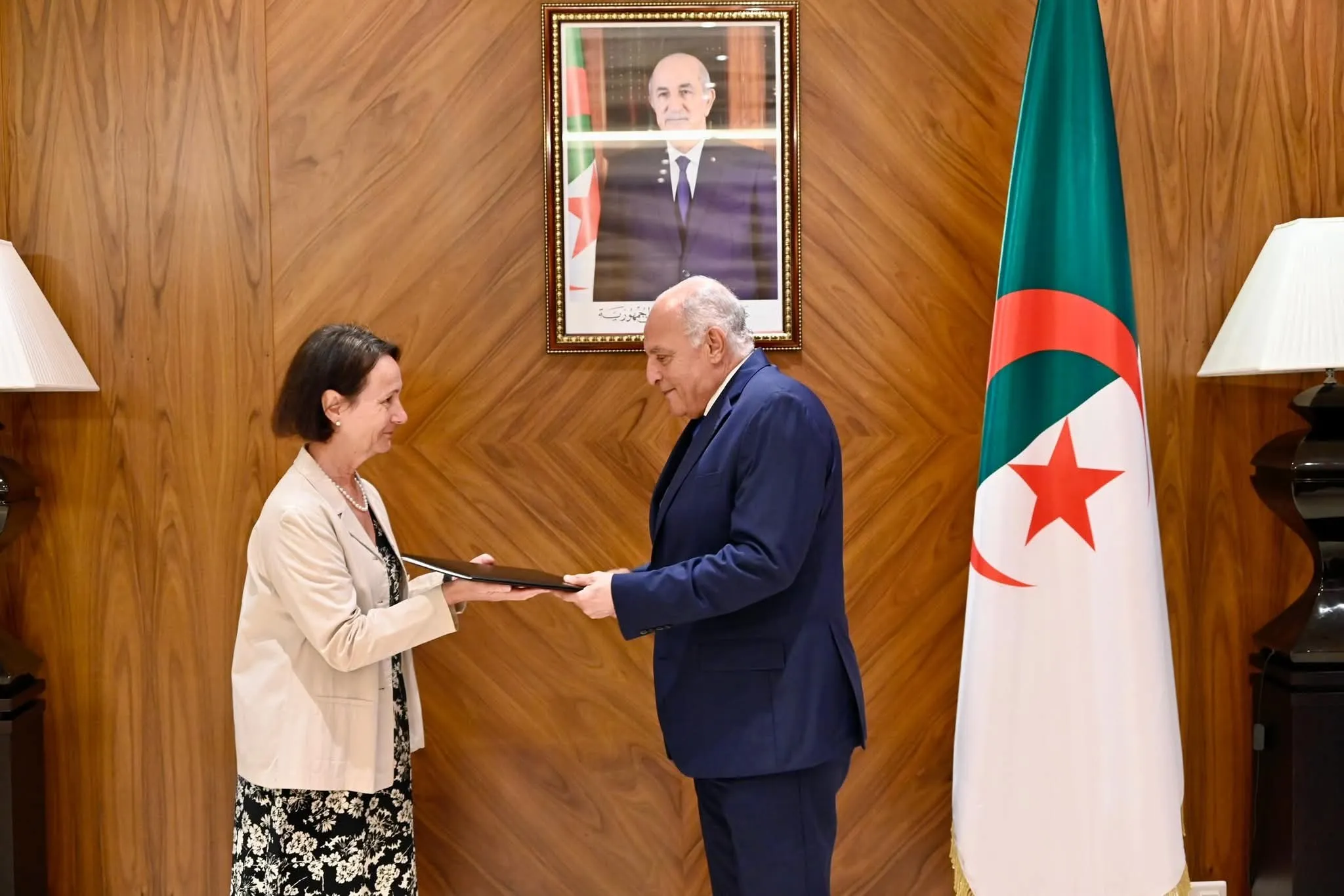 عطاف يتسلم نسخا من أوراق اعتماد سفيرة السويد الجديدة لدى الجزائر