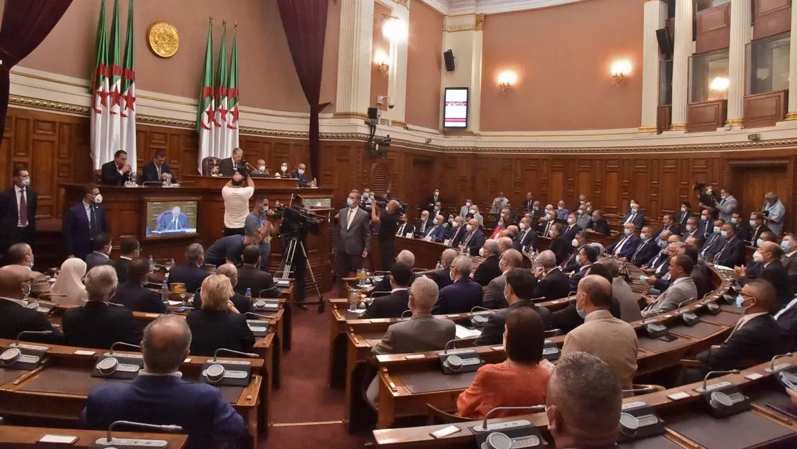 وزير العمل يعرض تمديد عطلة الأمومة إلى 5 أشهر