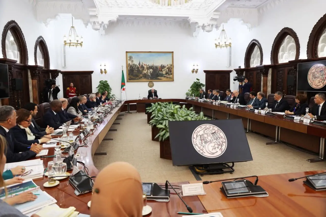 الرئيس تبون يشدد على ضرورة تشجيع الشباب للوصول إلى أعلى المهام