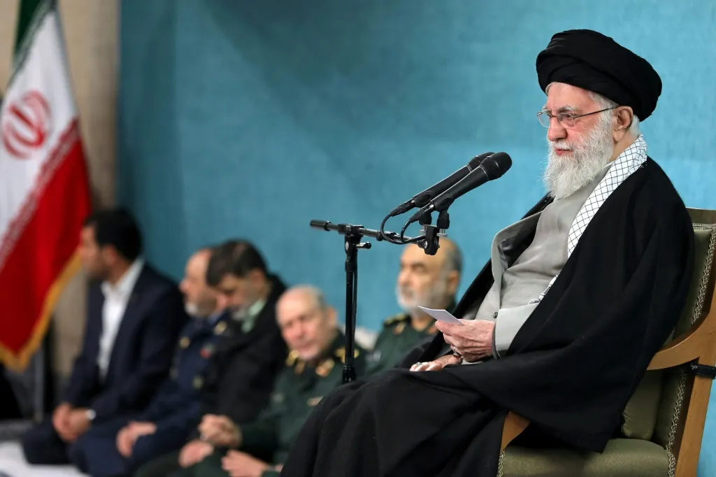 إدارة انتقالية ثلاثية في إيران بعد استشهاد خامنئي