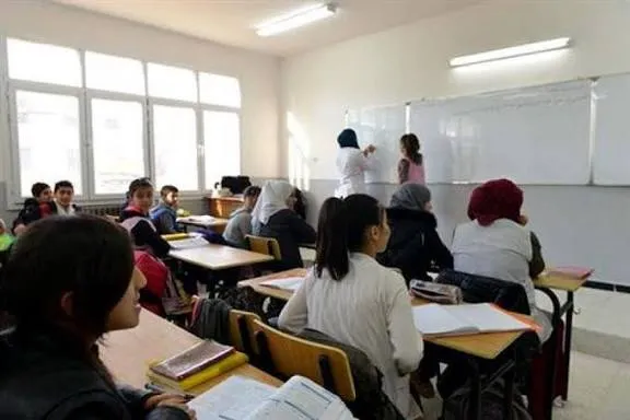 تسريحات الشعر، مستحضرات التجميل واللباس غير محتشم ممنوع داخل المدارس