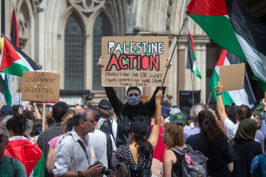 هل أصبح دعم فلسطين جريمة في بريطانيا؟ المحكمة العليا تبحث قرار الحظر