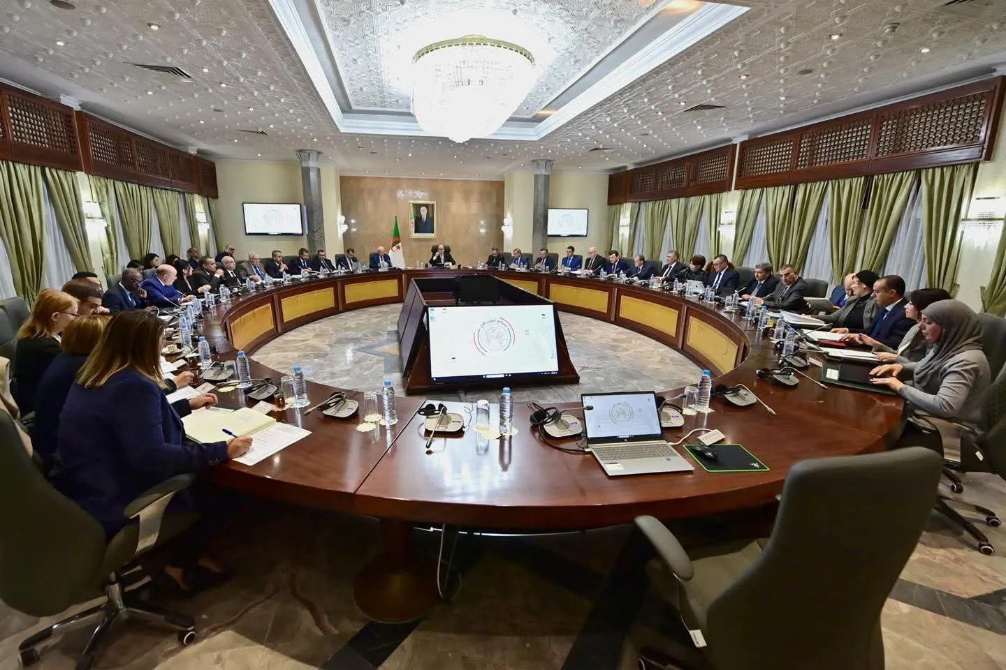 الوزير الأول يترأس اجتماعا للحكومة