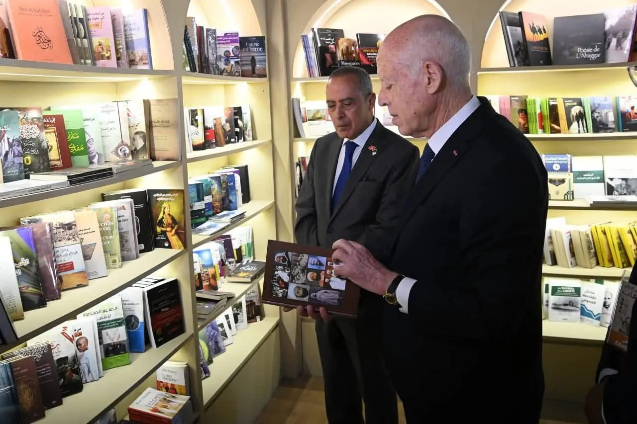 قيس سعيد يزور جناح الجزائر في فعاليات المعرض الدولي للكتاب بتونس