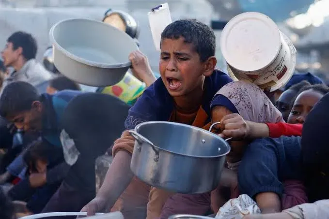 غزة تربك لندن: ستارمر يعيد وزراءه من العطلة في تحرك طارئ