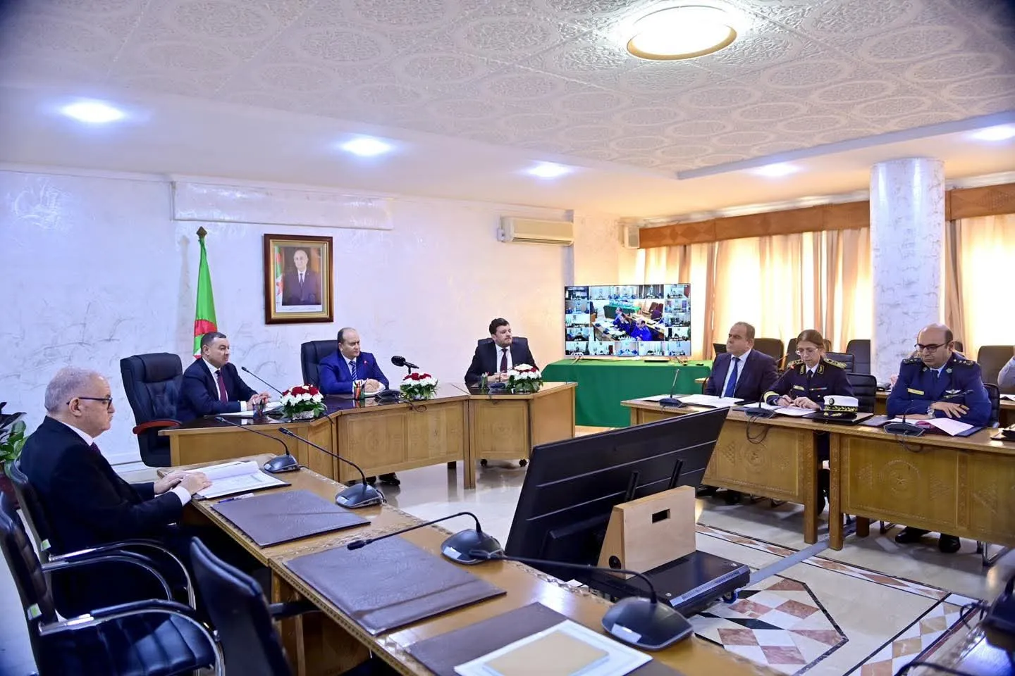 الوزير الأول يترأس اجتماعا وزاريا مشتركا