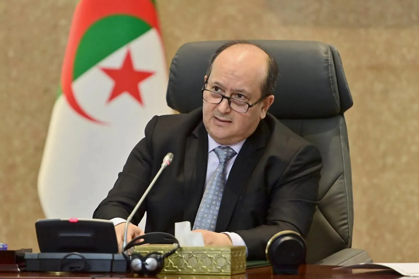 الوزير الأول يجتمع مع ممثلي النقابة الوطنية للناقلين بسيارات الأجرة