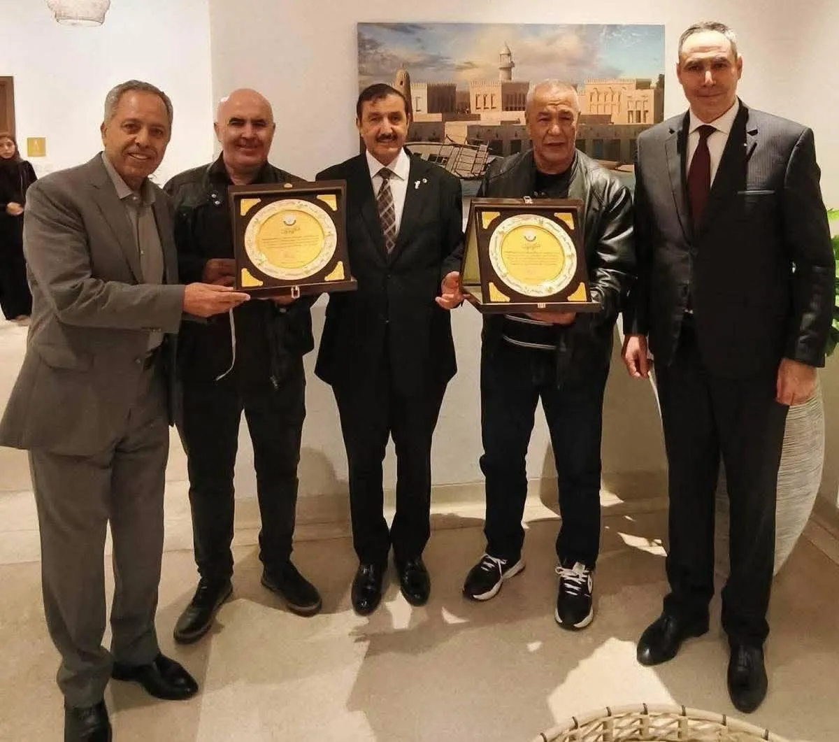 سفير الجزائر بالدوحة يكرم بن شيخ والإعلامي رضوان بوحنيكة