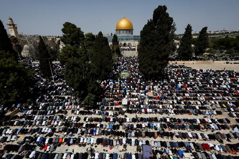 100 ألف فلسطيني يؤدون صلاة الجمعة الثانية من شهر رمضان بالمسجد الأقصى