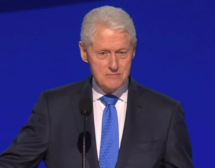 كلينتون يقرع جرس الإنذار: ما يحدث اليوم قد يغير وجه أمريكا لسنوات