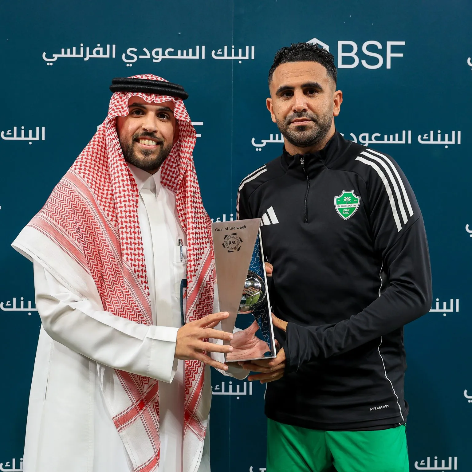 محرز يتسلّم جائزة هدف الأسبوع في السعودية