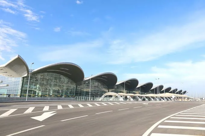 مطار الجزائر يفتح باب التوظيف لمضيفات الاستقبال والاستعلام