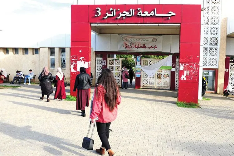 قرابة مليوني طالب يلتحقون بالجامعات