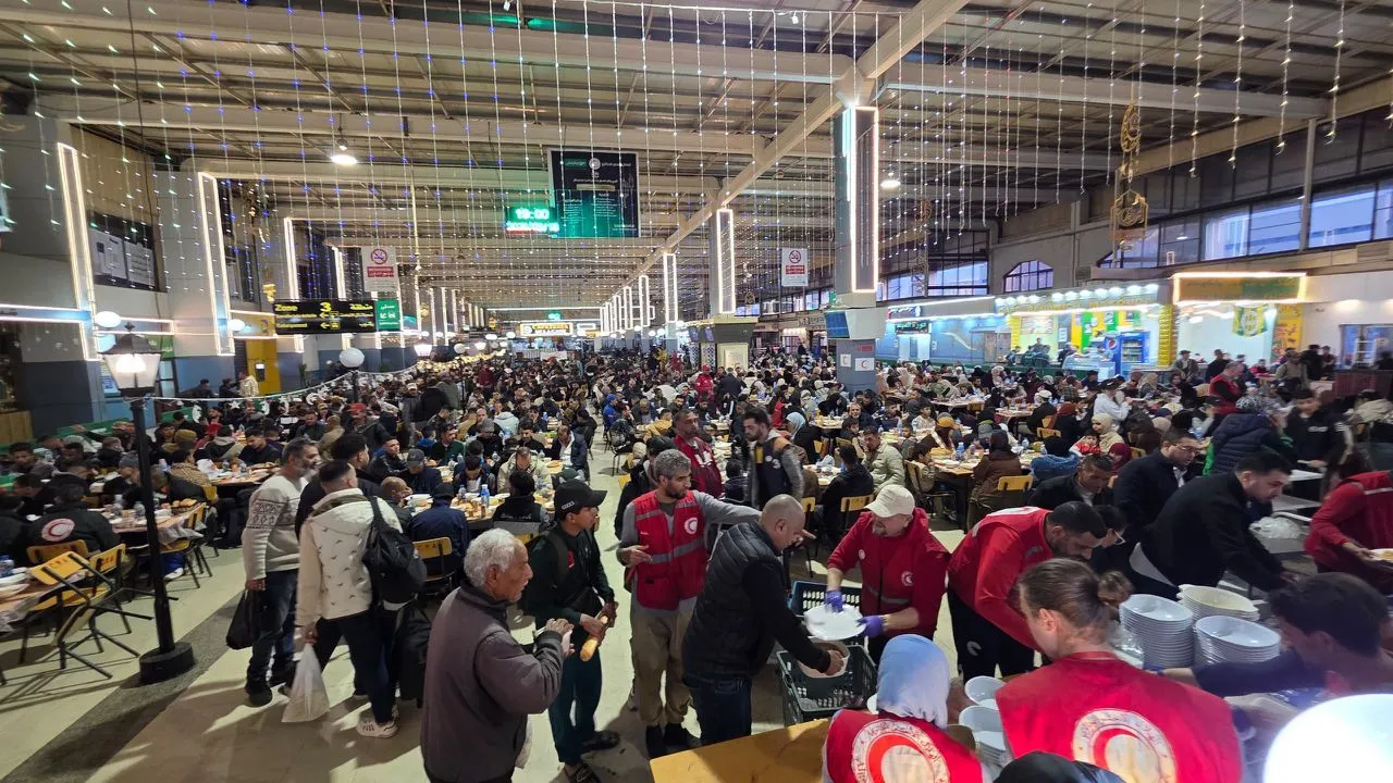 الهلال الأحمر الجزائري يوزع وجبات إفطار على أكثر من 5000 صائم بالخروبة