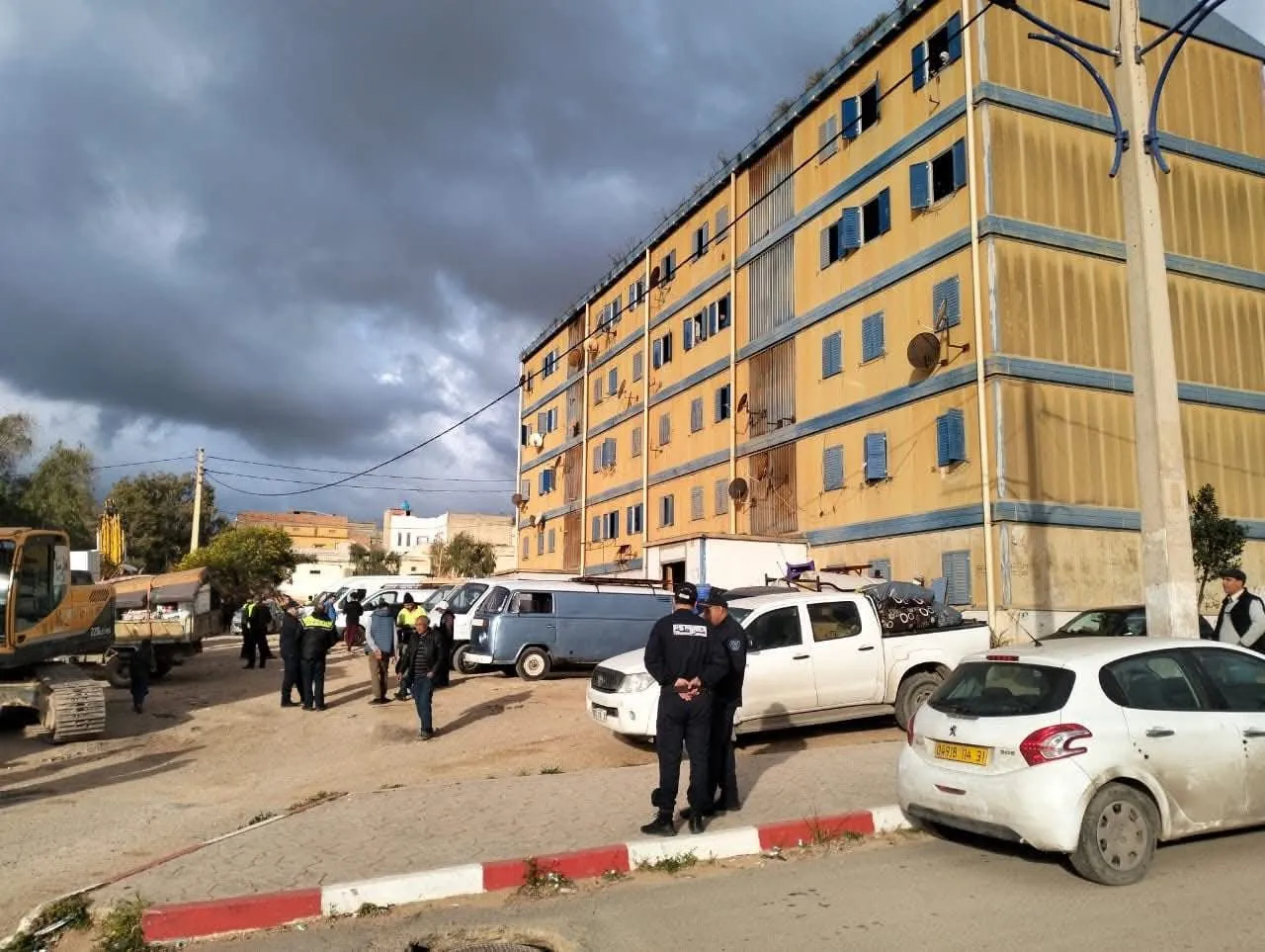 ترحيل 18 عائلة قاطنة بعمارات الأميونت بوهران