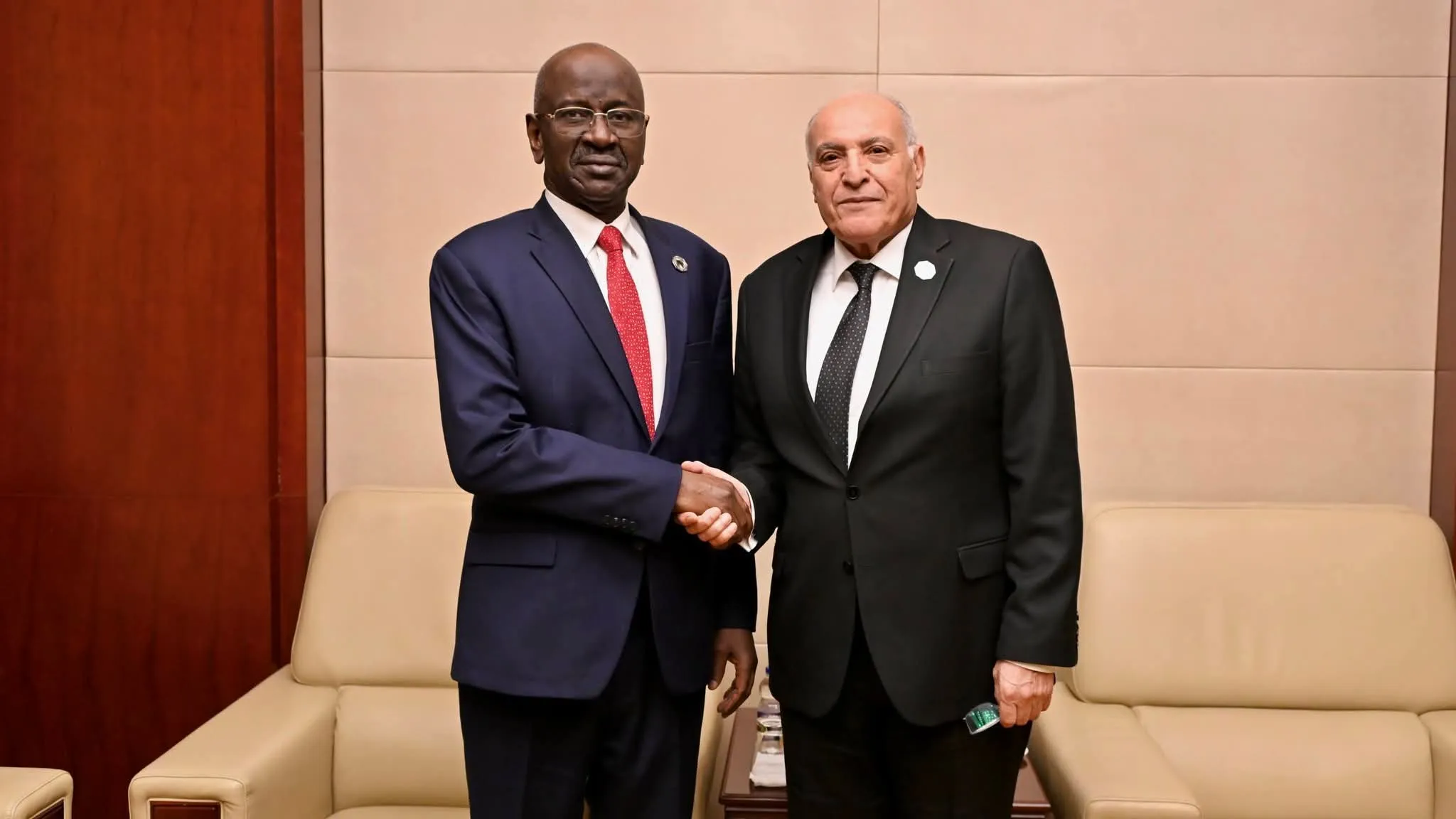 عطاف يجري محادثات ثنائية مع نظيره الموريتاني