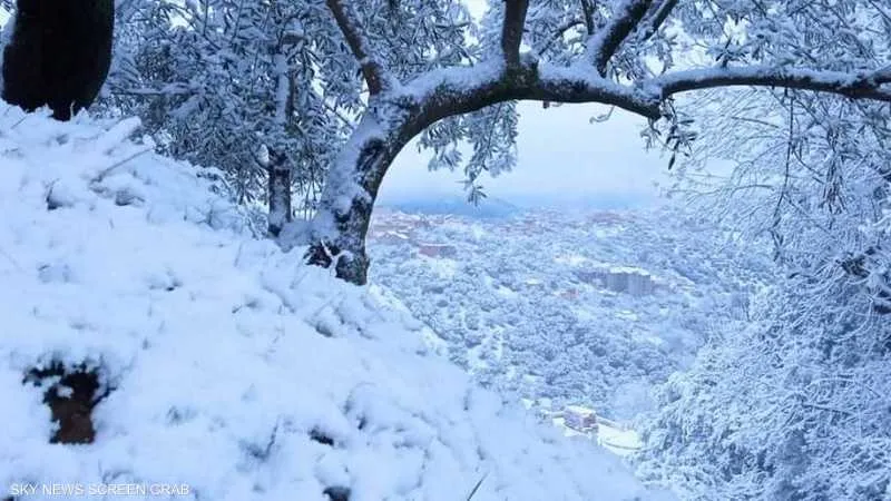 ثلوج كثيفة على المرتفعات التي يتعدى علوها 900 متر