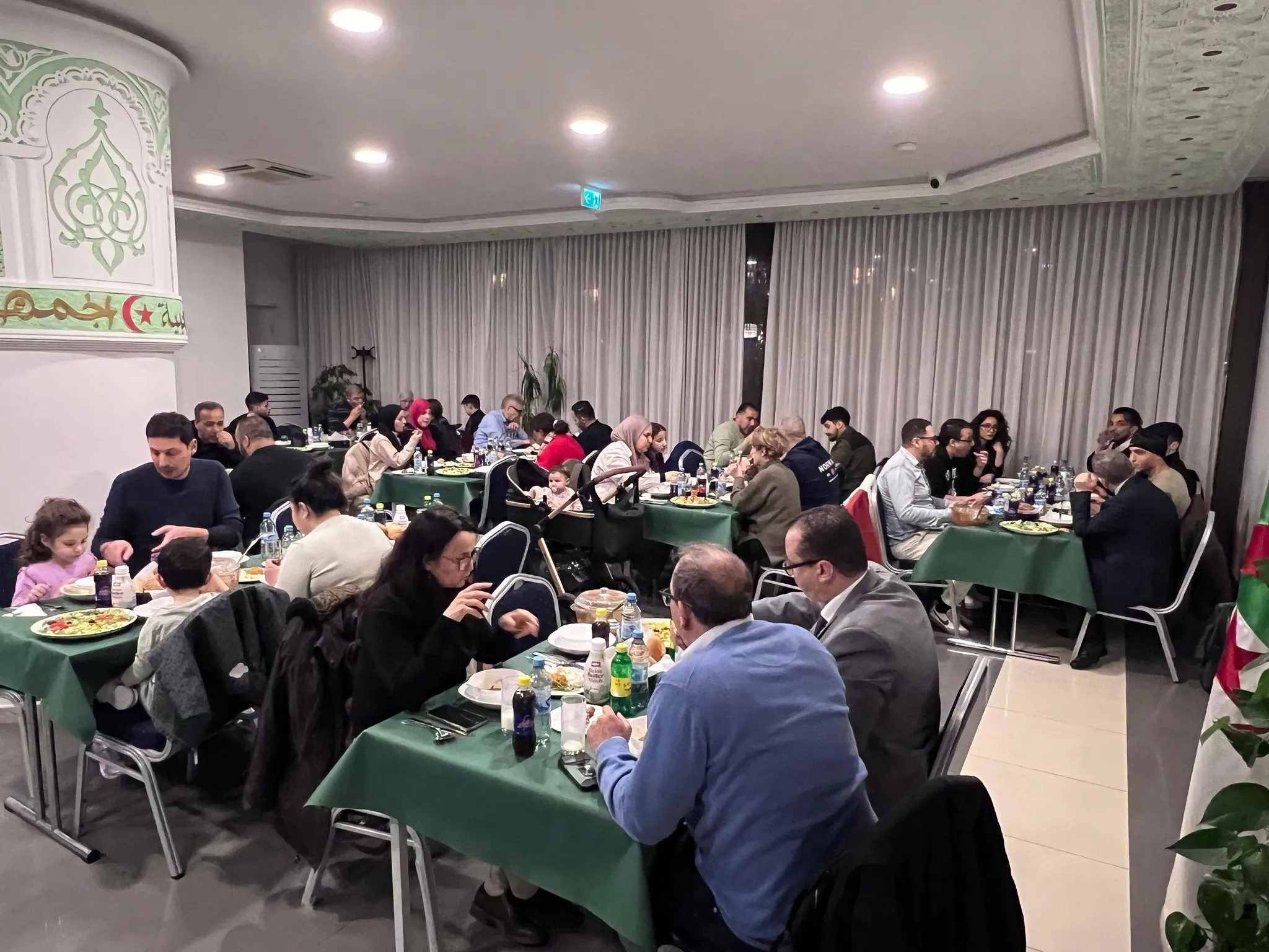 قنصلية الجزائر بفرانكفورت تنظم إفطارا جماعيا للجالية والطلبة