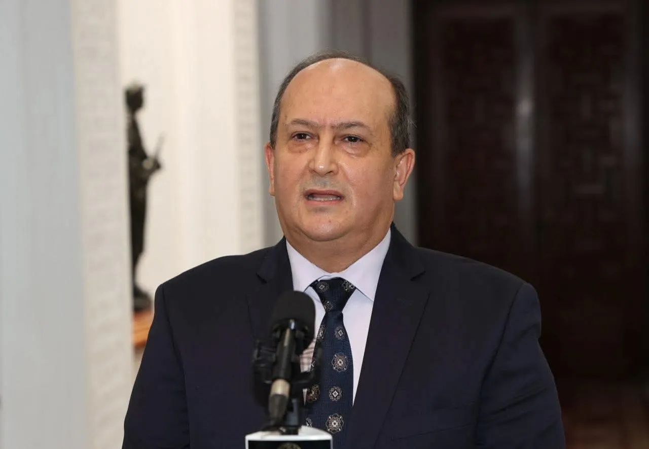 الوزير الأول الجزائري يجري مكالمة هاتفية مع نظيره المصري