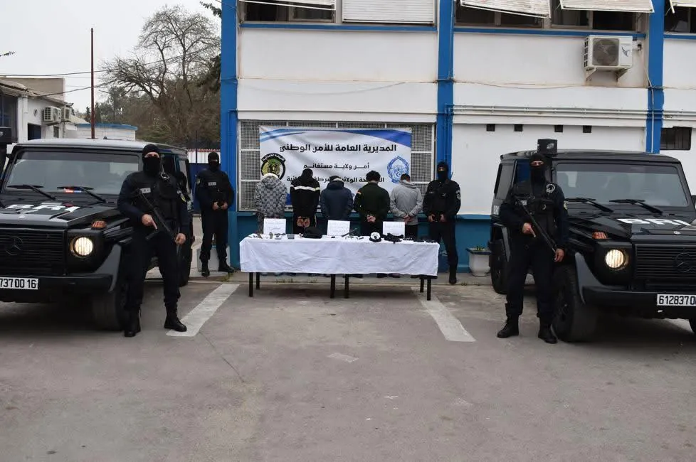 شرطة مستغانم تطيح بعصابة وتحجز سلاح ناري