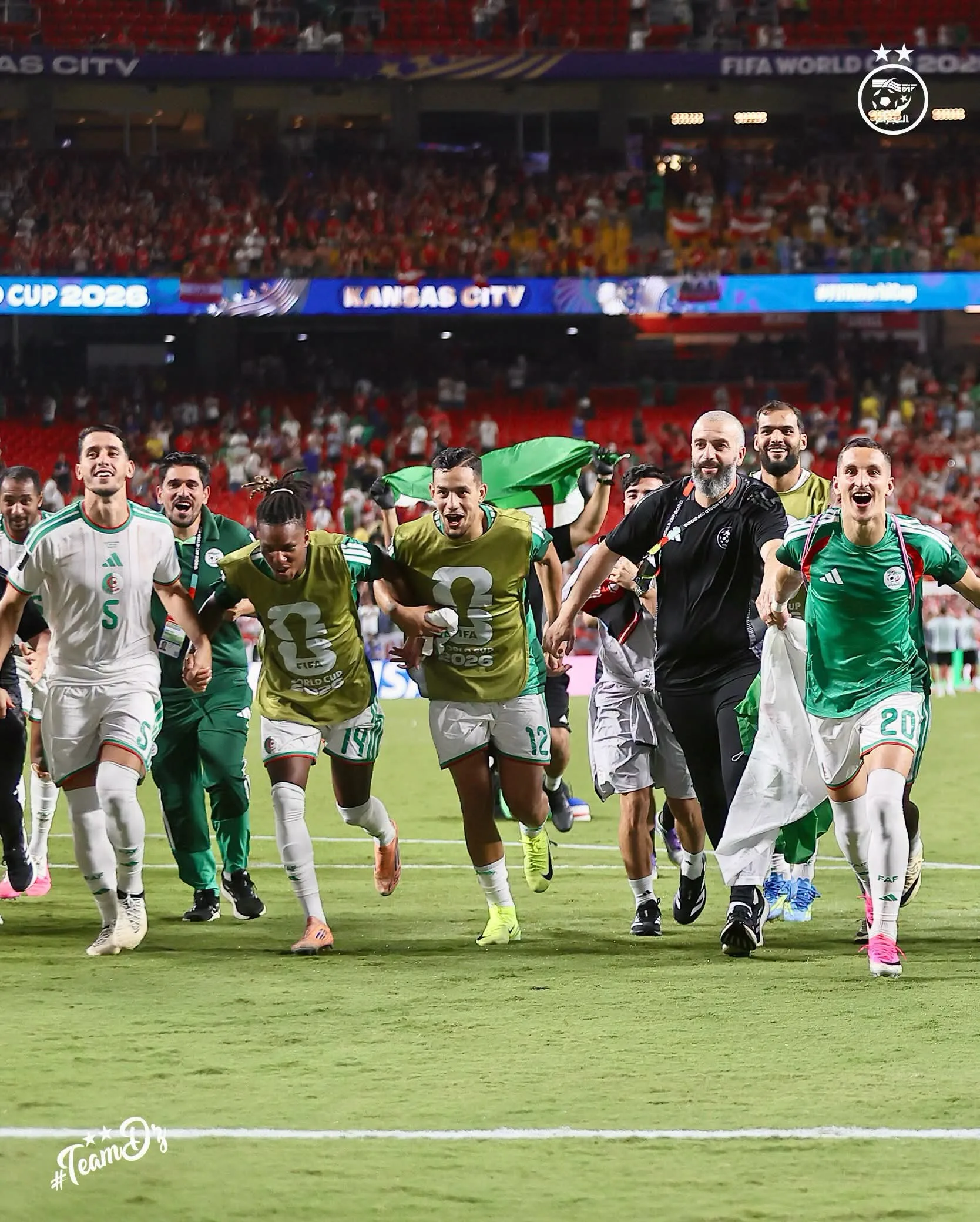 رئيس الجمهورية يشيد بالمنتخب الوطني والأنصار