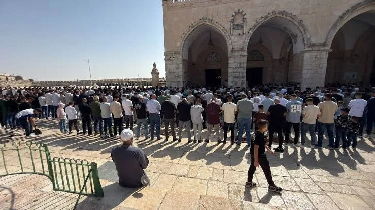 آلاف الفلسطينيين يؤدون صلاة الجمعة في المسجد الأقصى رغم التضييقات