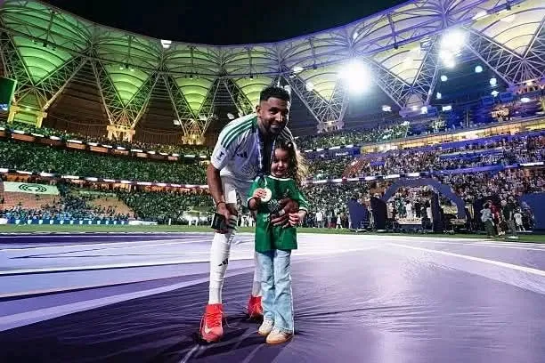 رياض محرز يتوّج بلقب رابطة أبطال آسيا مع الأهلي السعودي